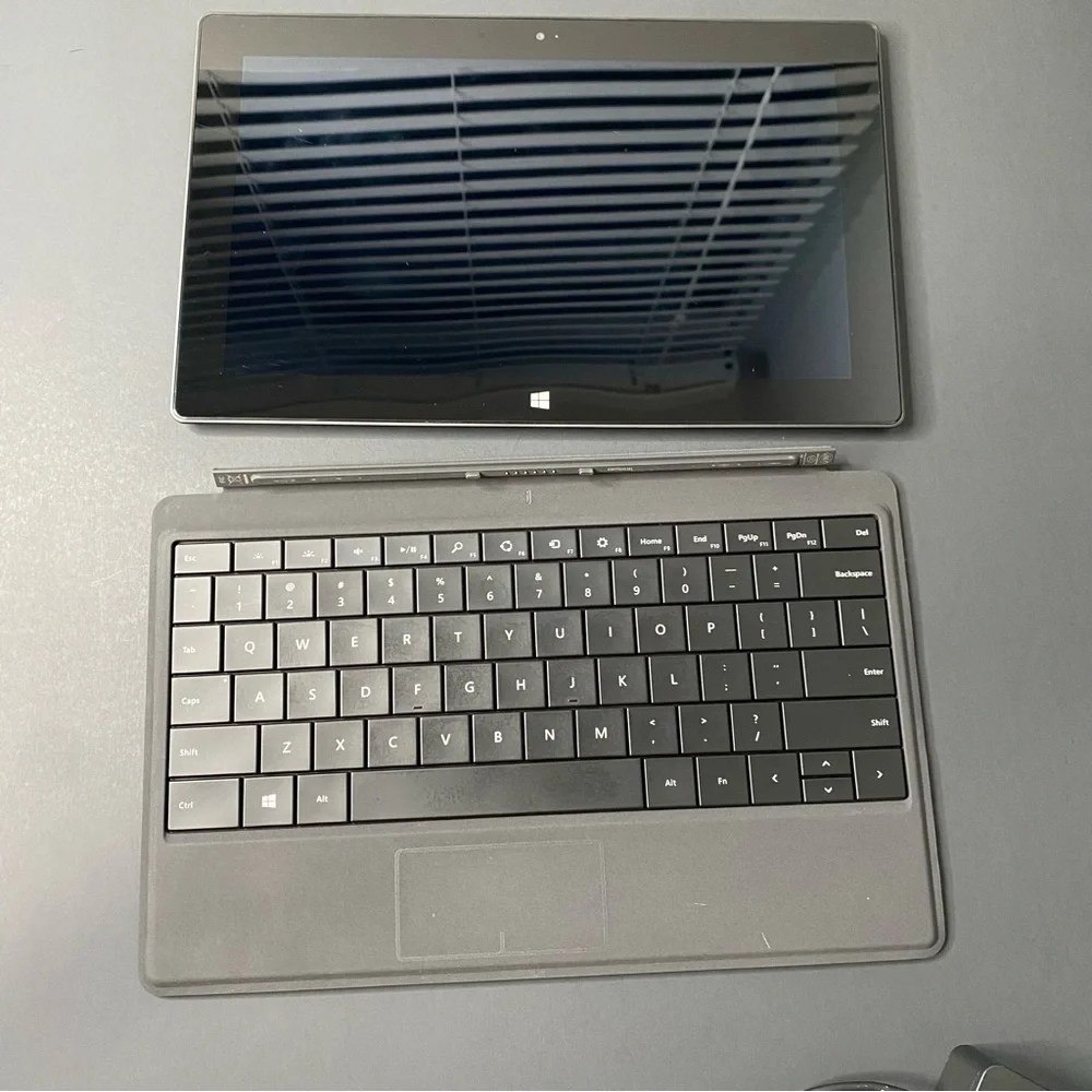10.6 Microsoft Surface RT 1516 Touch Tablet 32GB W. Black Keyboard/ Charger -EUC